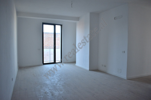 Ambient zyre me qira ne rrugen Mine Peza shume prane rruges se Durresit ne Tirane.
Pozicionohet ne 